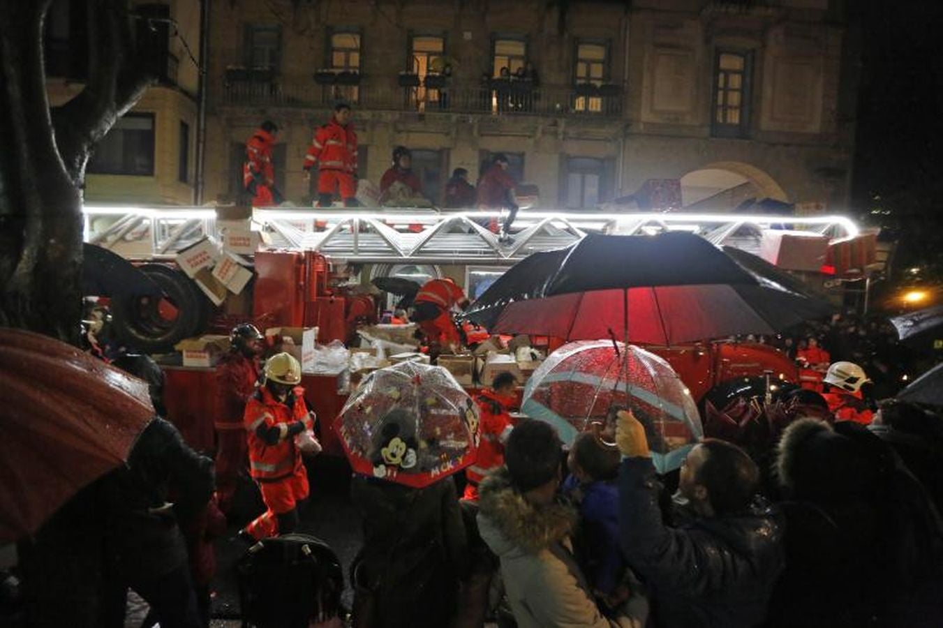 Las carrozas de los Reyes Magos han desfilado por las calles donostiarras repartiendo magia, ilusión y caramelos.