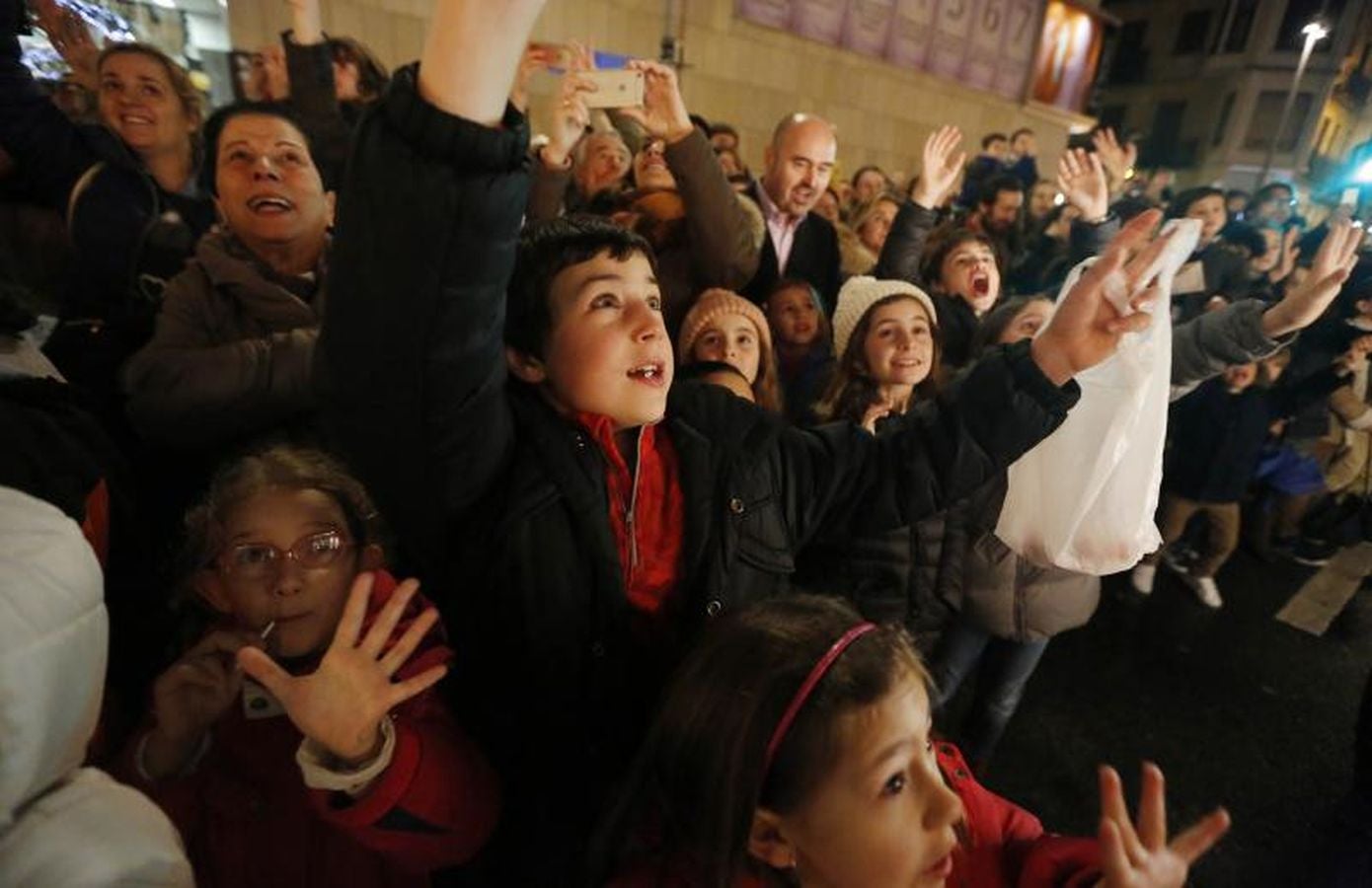 Las carrozas de los Reyes Magos han desfilado por las calles donostiarras repartiendo magia, ilusión y caramelos.