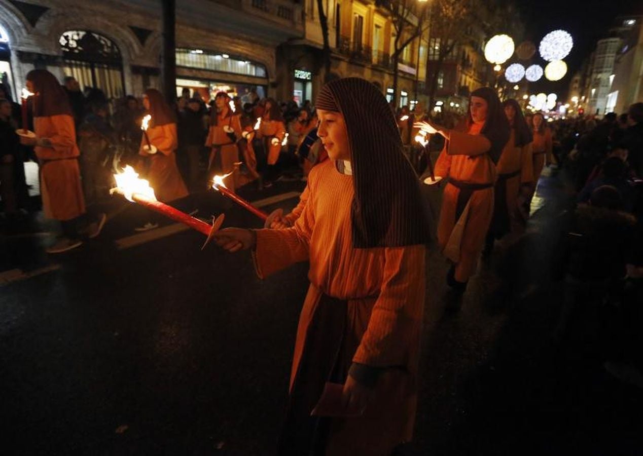 Las carrozas de los Reyes Magos han desfilado por las calles donostiarras repartiendo magia, ilusión y caramelos.