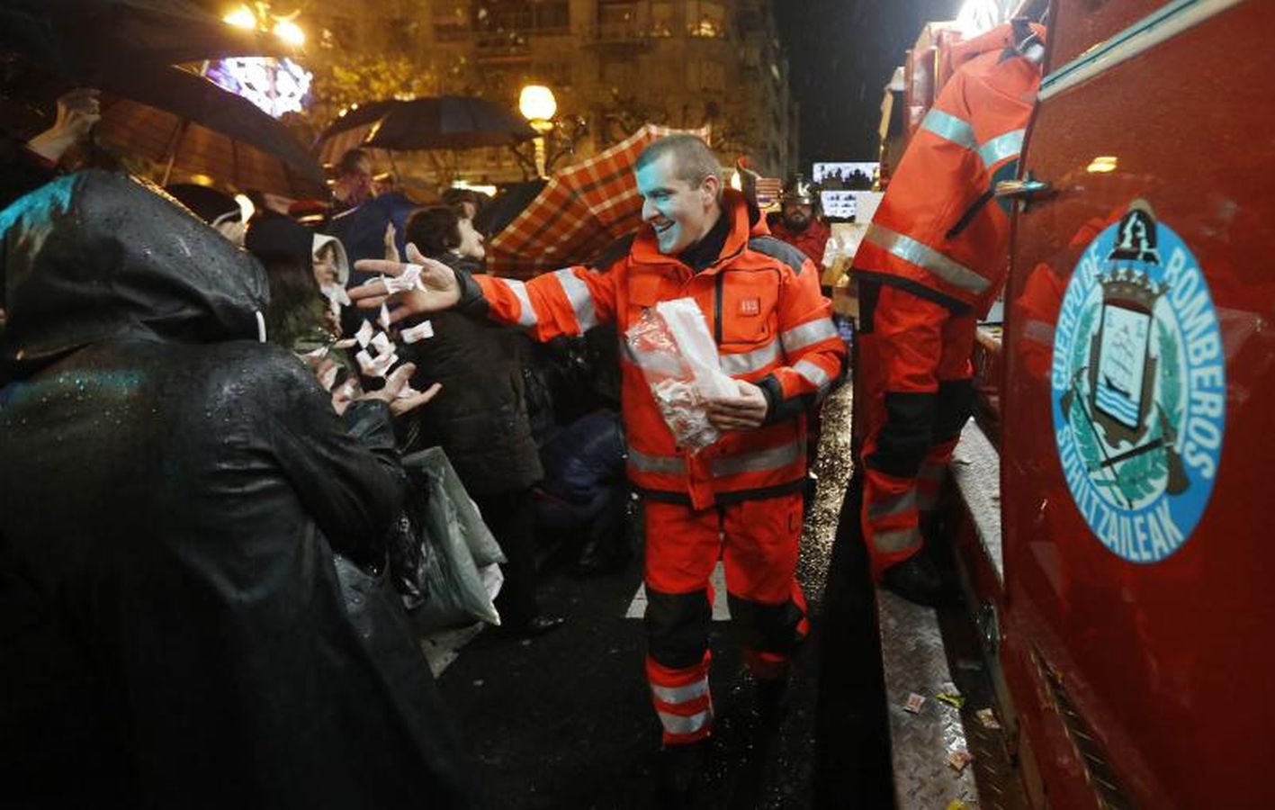 Las carrozas de los Reyes Magos han desfilado por las calles donostiarras repartiendo magia, ilusión y caramelos.