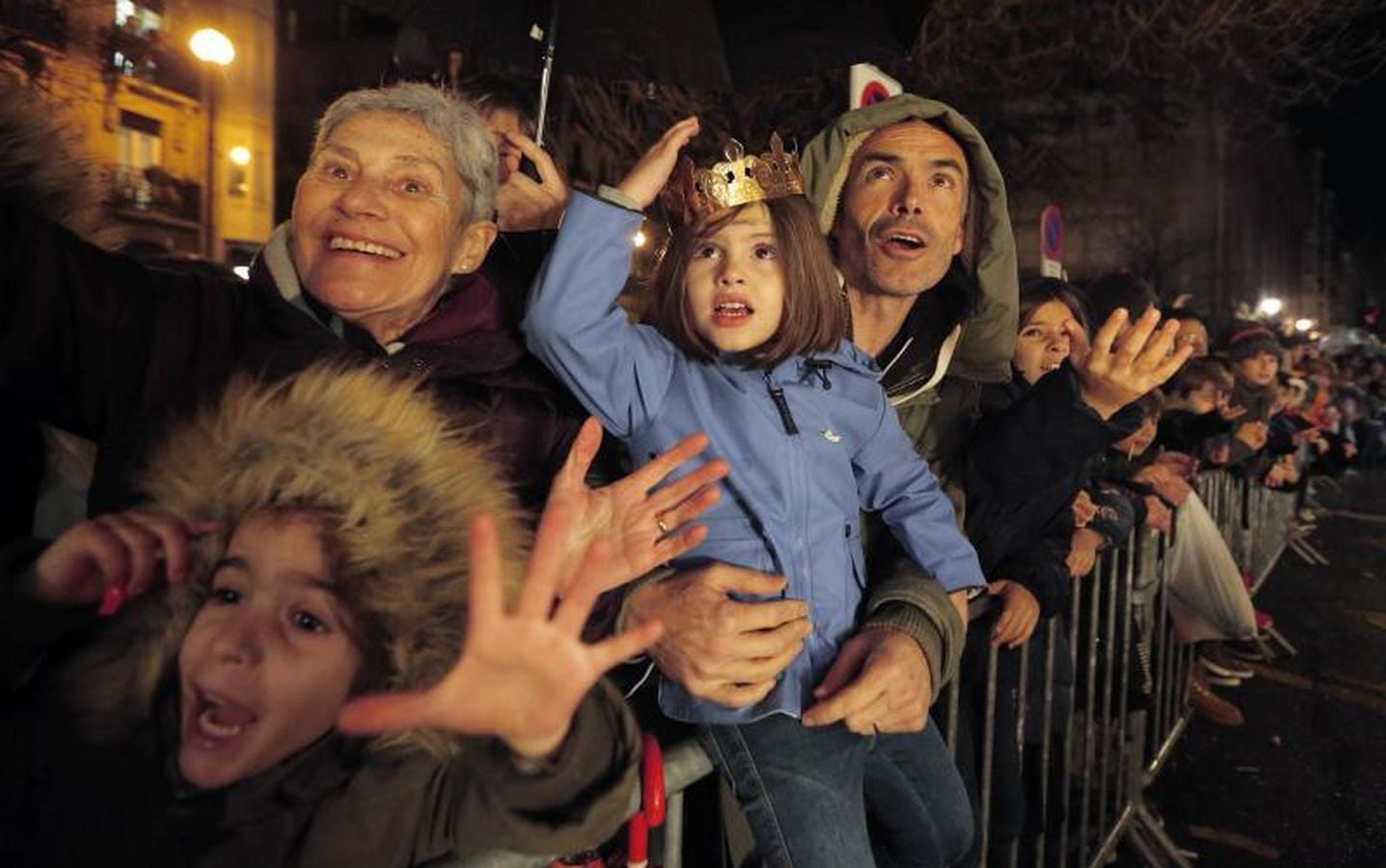 Las carrozas de los Reyes Magos han desfilado por las calles donostiarras repartiendo magia, ilusión y caramelos.