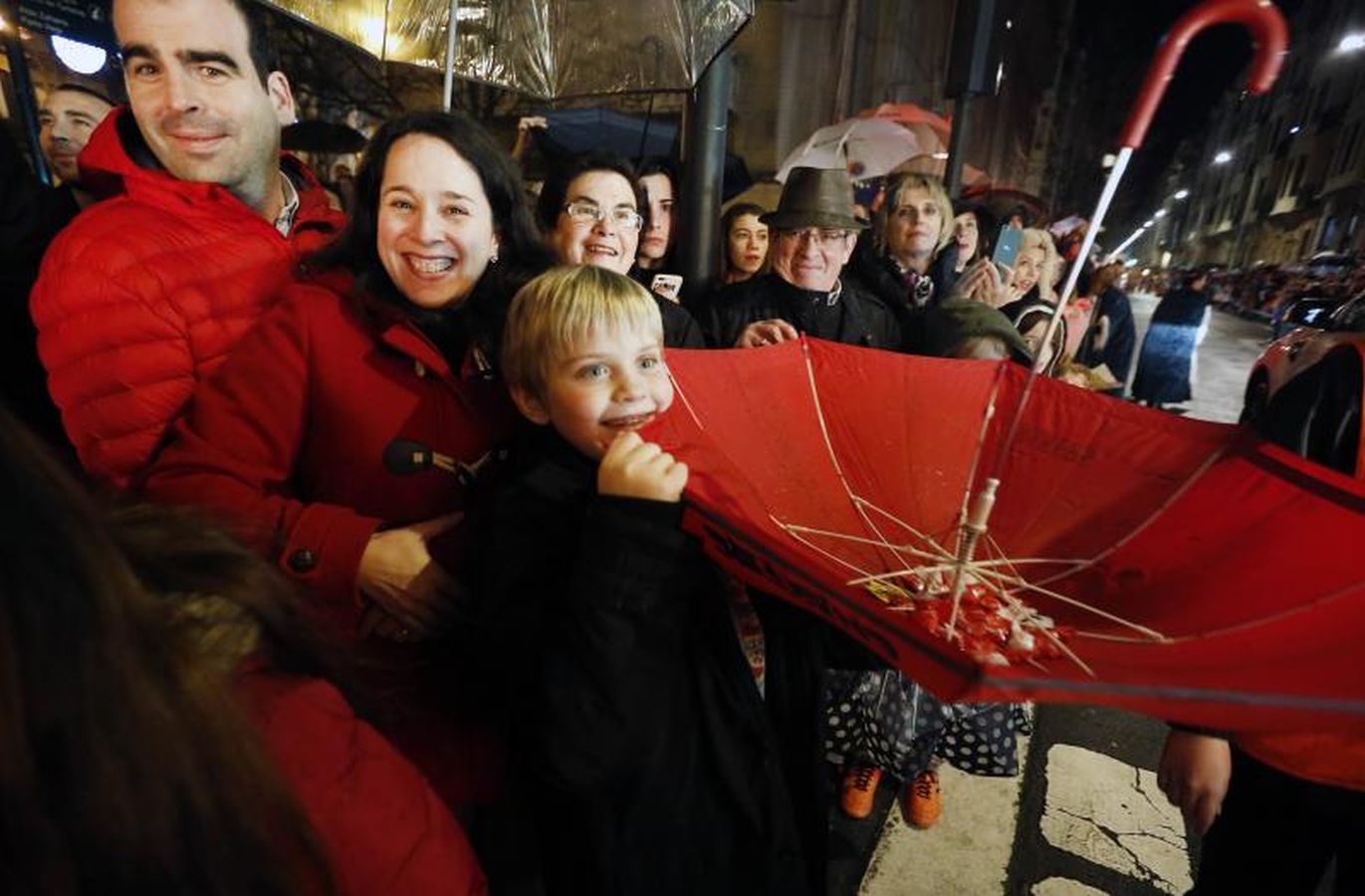 Las carrozas de los Reyes Magos han desfilado por las calles donostiarras repartiendo magia, ilusión y caramelos.