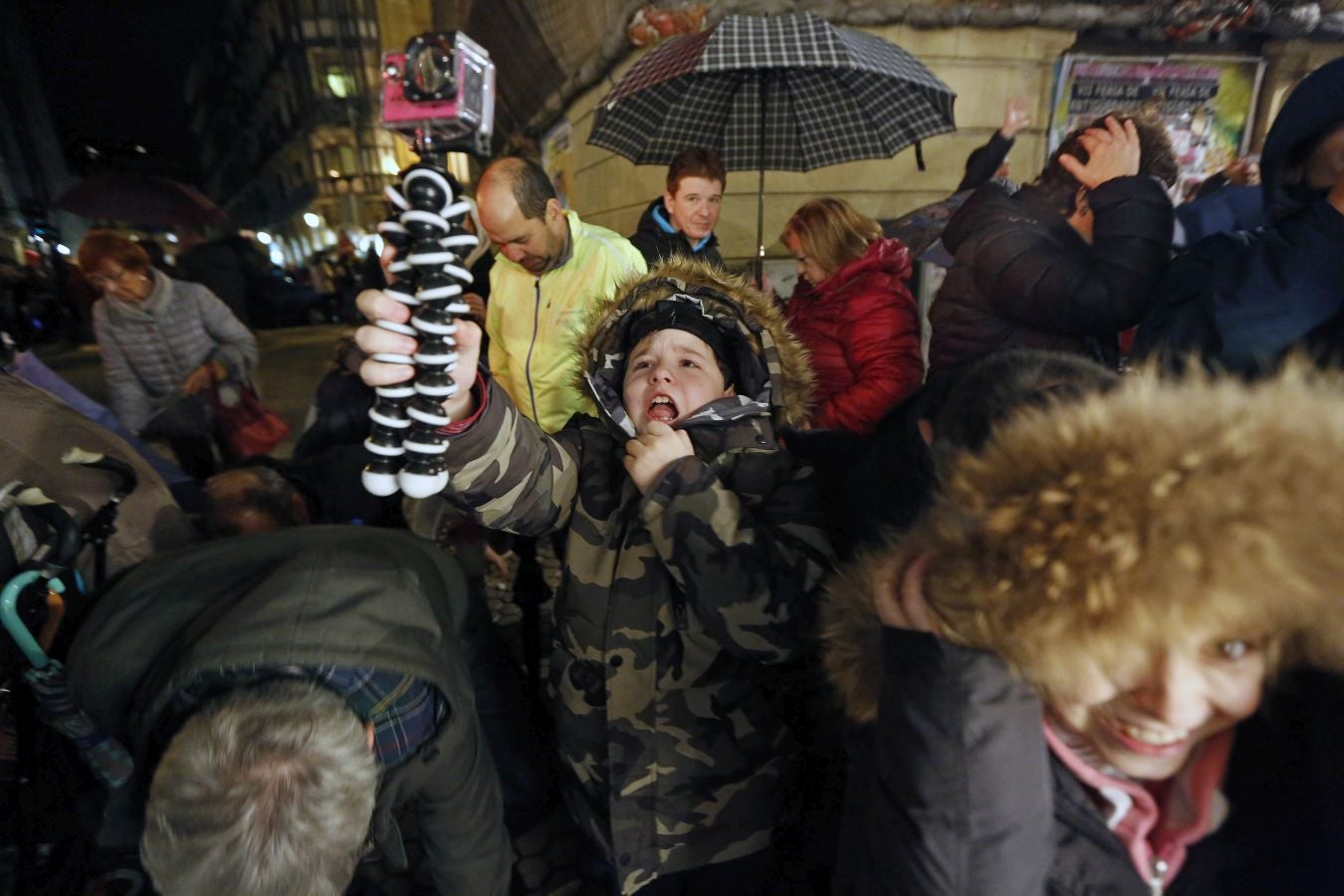 Las carrozas de los Reyes Magos han desfilado por las calles donostiarras repartiendo magia, ilusión y caramelos.