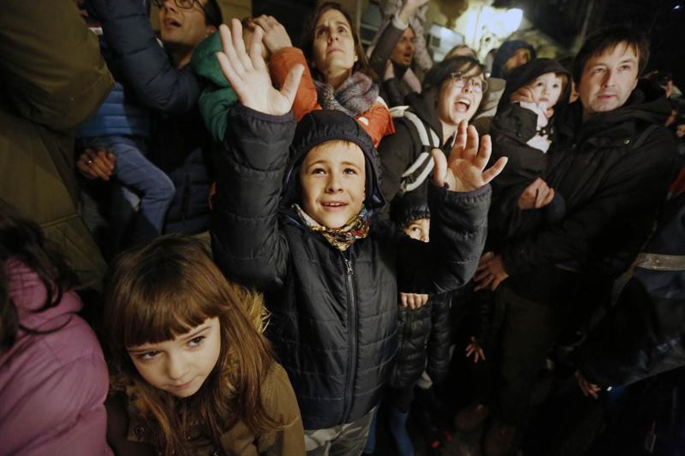 Las carrozas de los Reyes Magos han desfilado por las calles donostiarras repartiendo magia, ilusión y caramelos.