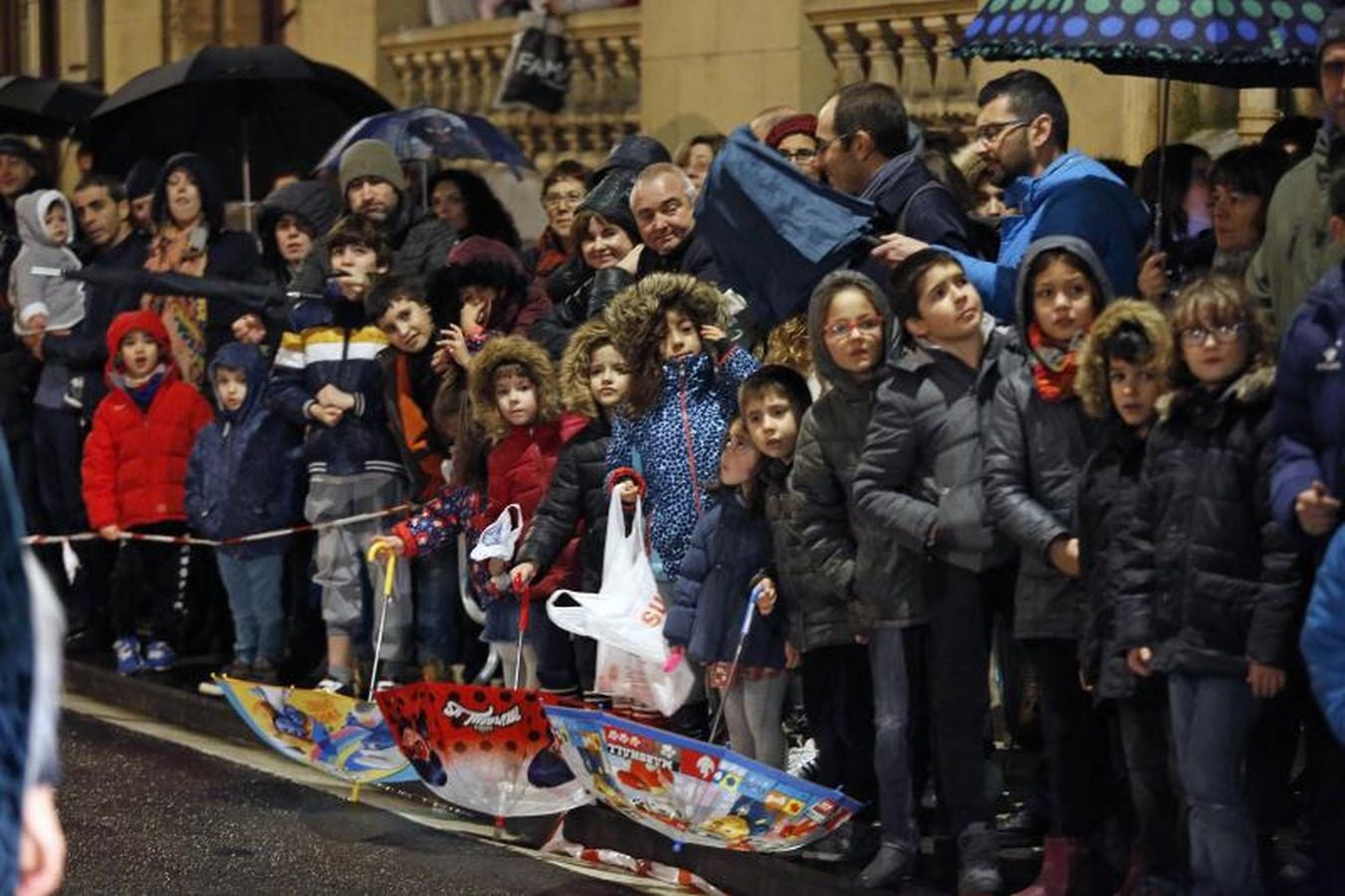 Las carrozas de los Reyes Magos han desfilado por las calles donostiarras repartiendo magia, ilusión y caramelos.