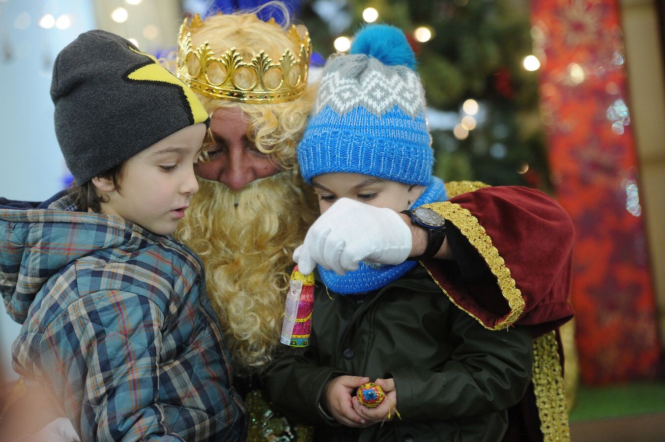 Niños y adultos han disfrutado con la llegada de Melchor, Gaspar y Baltasar