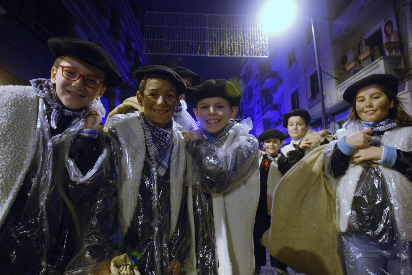 Melchor, Gaspar y Baltasar han recorrido las principales calles de la localidad, aclamados por los más pequeños