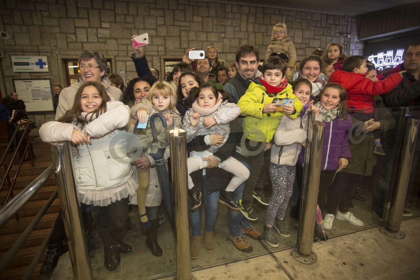 Numerosos niños han acudido a la estación de tren a recibir a sus Majestades