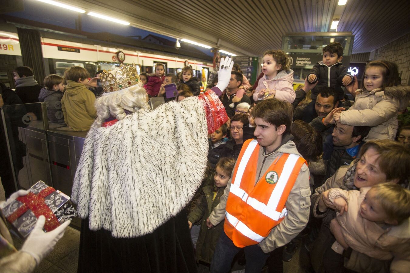 Numerosos niños han acudido a la estación de tren a recibir a sus Majestades