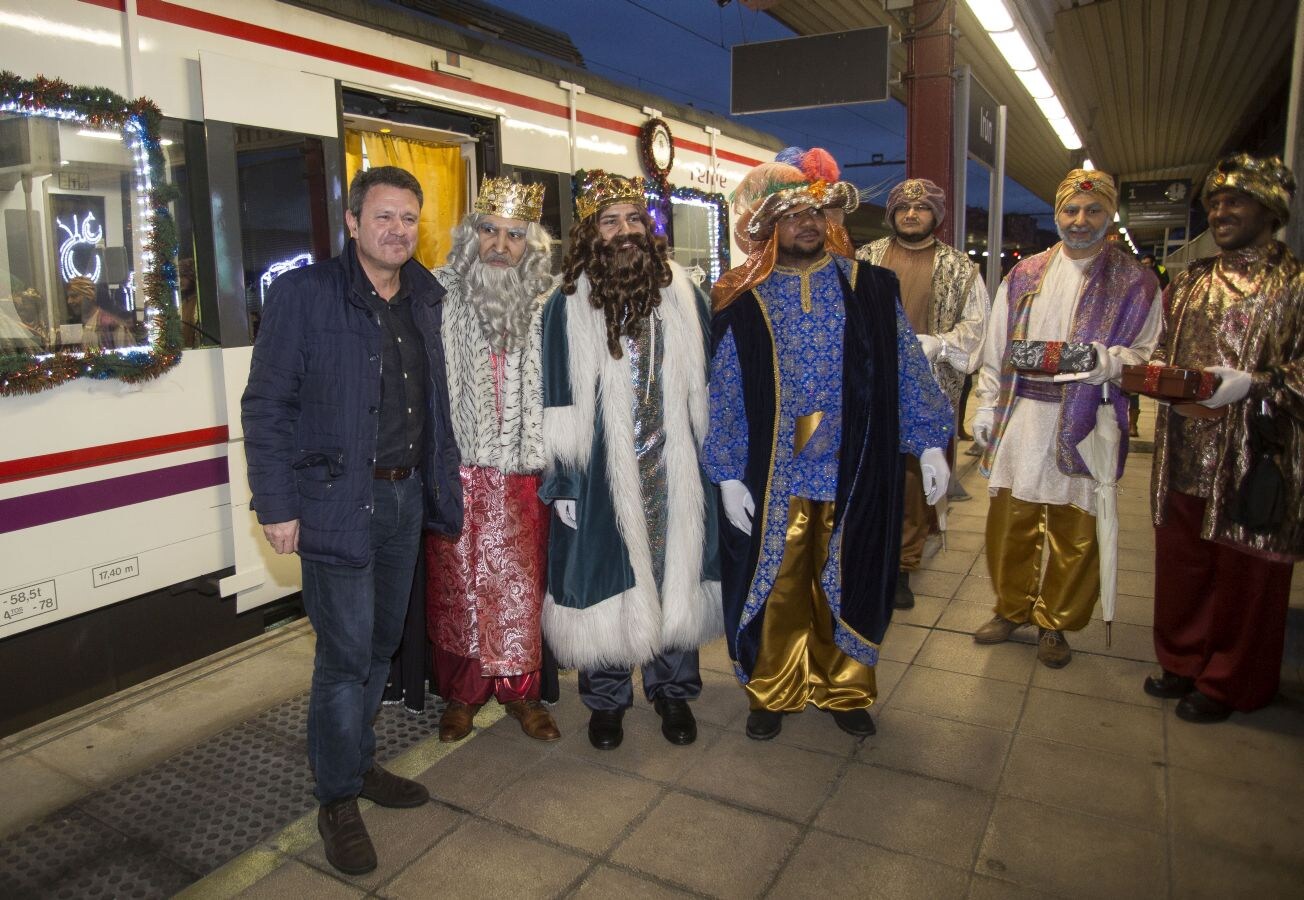 Numerosos niños han acudido a la estación de tren a recibir a sus Majestades