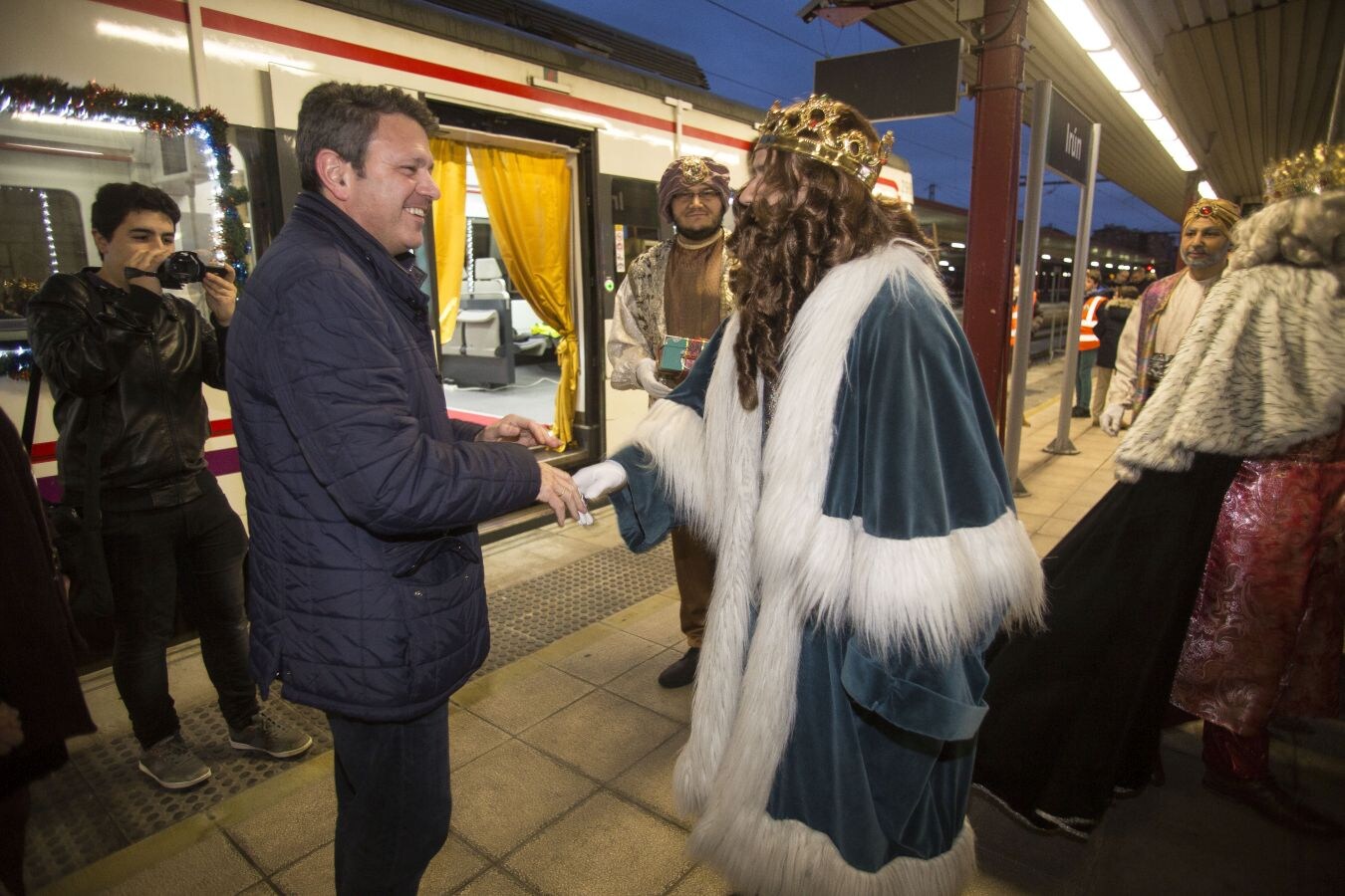 Numerosos niños han acudido a la estación de tren a recibir a sus Majestades