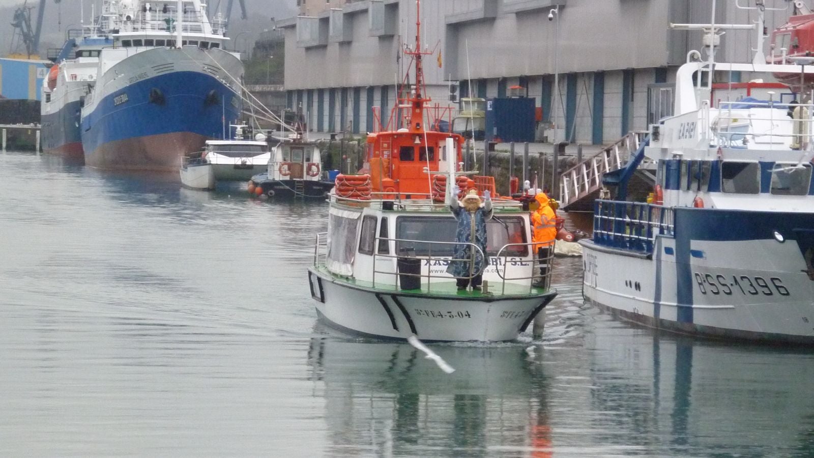 Melchor, Gaspar y Baltasar han repartido ilusión en su visita a Pasaia