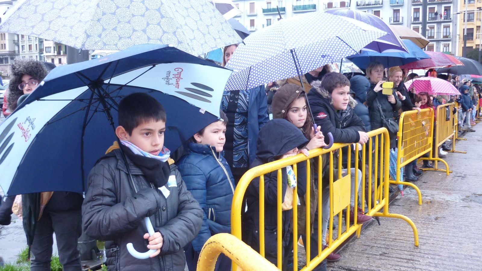 Melchor, Gaspar y Baltasar han repartido ilusión en su visita a Pasaia