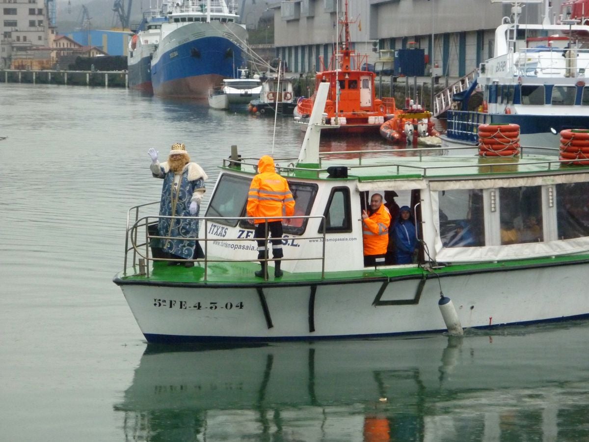 Melchor, Gaspar y Baltasar han repartido ilusión en su visita a Pasaia