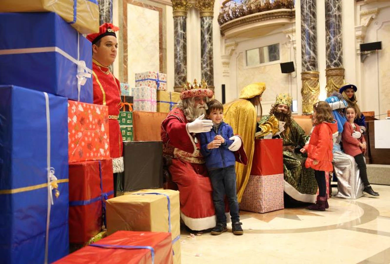 Sus Majestades de Oriente, acompañados de carteras, que se estrenan con la comitiva real, han recogido las misivas de los niños más rezagados