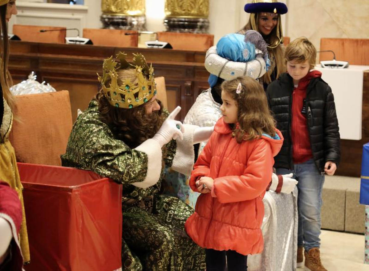 Sus Majestades de Oriente, acompañados de carteras, que se estrenan con la comitiva real, han recogido las misivas de los niños más rezagados