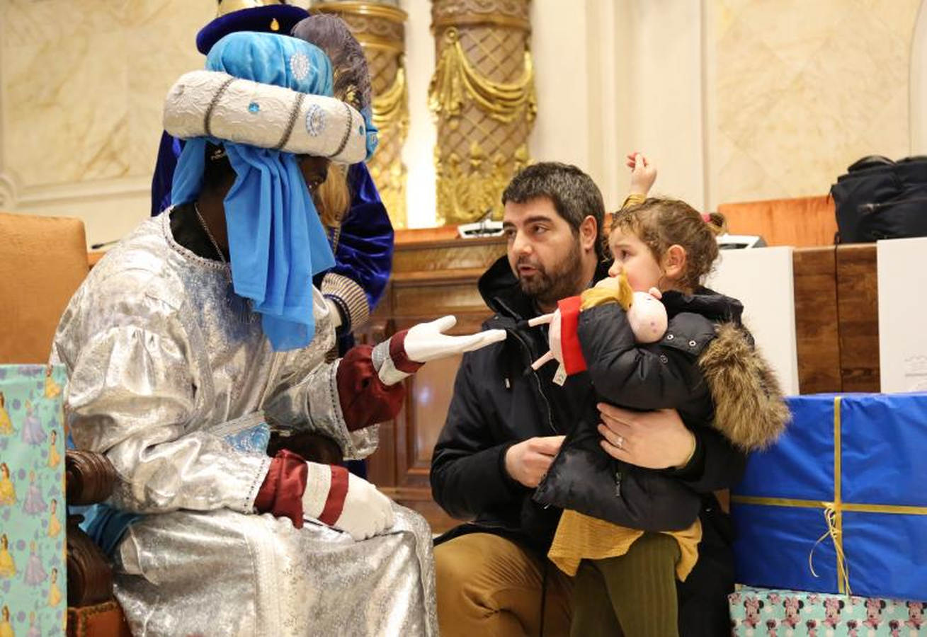 Sus Majestades de Oriente, acompañados de carteras, que se estrenan con la comitiva real, han recogido las misivas de los niños más rezagados