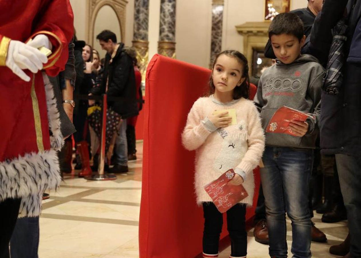 Sus Majestades de Oriente, acompañados de carteras, que se estrenan con la comitiva real, han recogido las misivas de los niños más rezagados