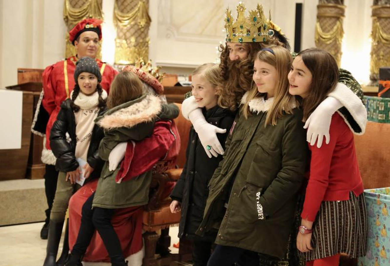 Sus Majestades de Oriente, acompañados de carteras, que se estrenan con la comitiva real, han recogido las misivas de los niños más rezagados