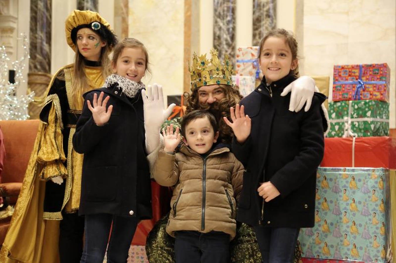 Sus Majestades de Oriente, acompañados de carteras, que se estrenan con la comitiva real, han recogido las misivas de los niños más rezagados