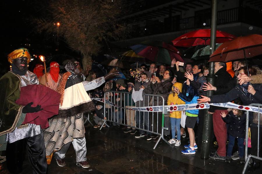 Melchor, Gaspar y Baltasar llegaron cargados de regalos y la lluvia no pudo con la ilusión de los hondarribitarras, que salieron a la calle a recibir a los Reyes Magos.