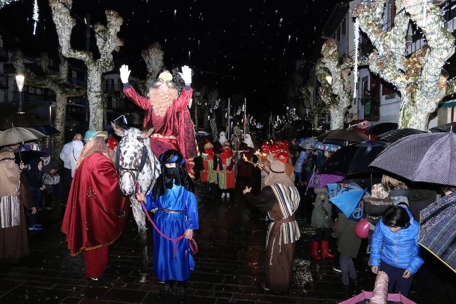 Melchor, Gaspar y Baltasar llegaron cargados de regalos y la lluvia no pudo con la ilusión de los hondarribitarras, que salieron a la calle a recibir a los Reyes Magos.