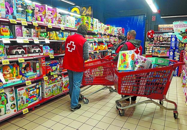 Recolecta. Voluntarios de Cruz Roja recogen juguetes en Eroski.