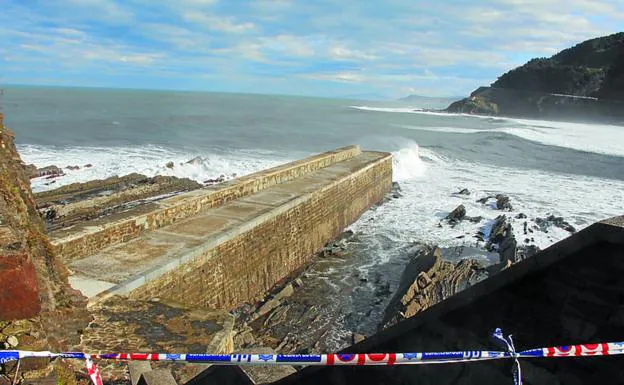 El acceso al rompeolas amaneció ayer precintado.