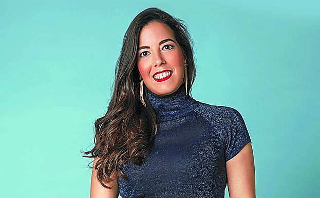 Zapatera, a tus zapatos. Silvia, en una feria/exhibición en territorio rival, Italia. 