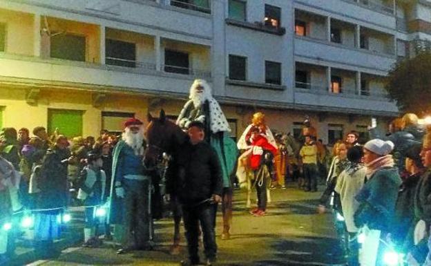 El saludo de los tres magos desde las escalinatas con las luces apagadas. 