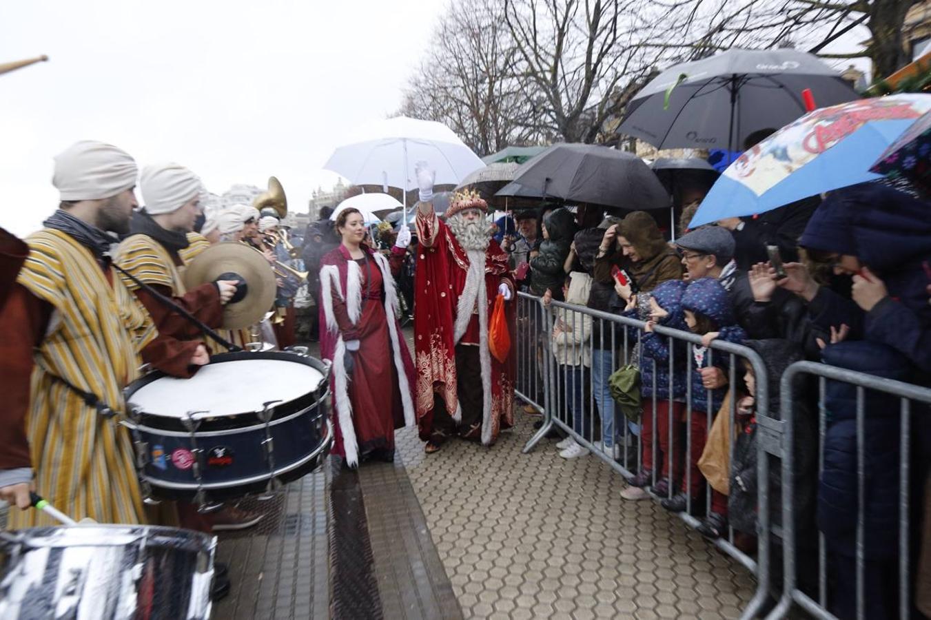 Los Reyes Magos han llegado este año por el río Urumea. Tras visitar el mercado navideño han iniciado una gira por los barrios, comenzando por Gros y sin dejarse el Hospital Donostia.