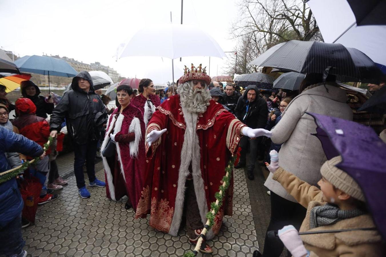 Los Reyes Magos han llegado este año por el río Urumea. Tras visitar el mercado navideño han iniciado una gira por los barrios, comenzando por Gros y sin dejarse el Hospital Donostia.