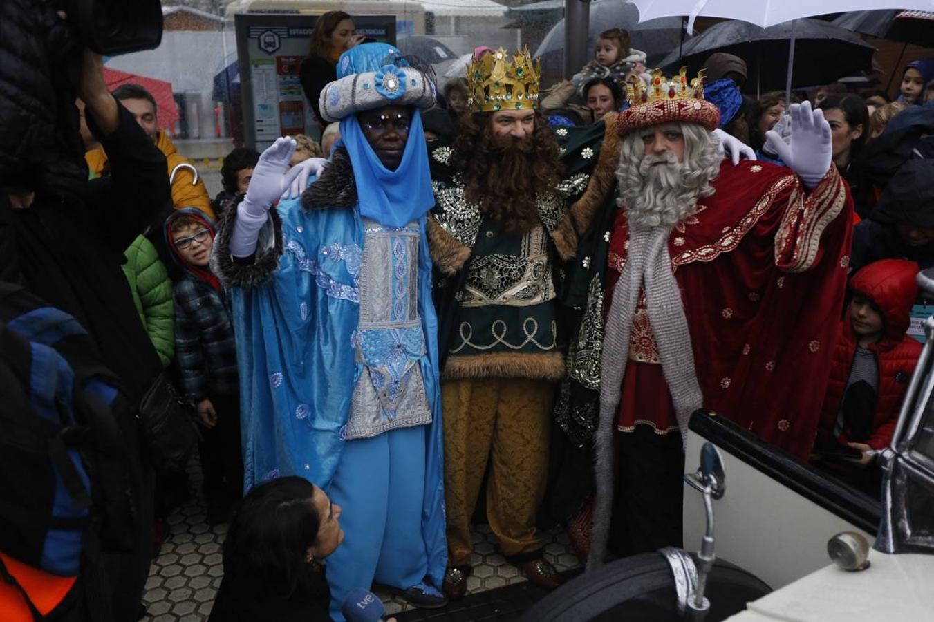 Los Reyes Magos han llegado este año por el río Urumea. Tras visitar el mercado navideño han iniciado una gira por los barrios, comenzando por Gros y sin dejarse el Hospital Donostia.
