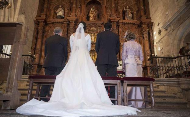 Un cura británico multará a los novios que lleguen tarde a su boda