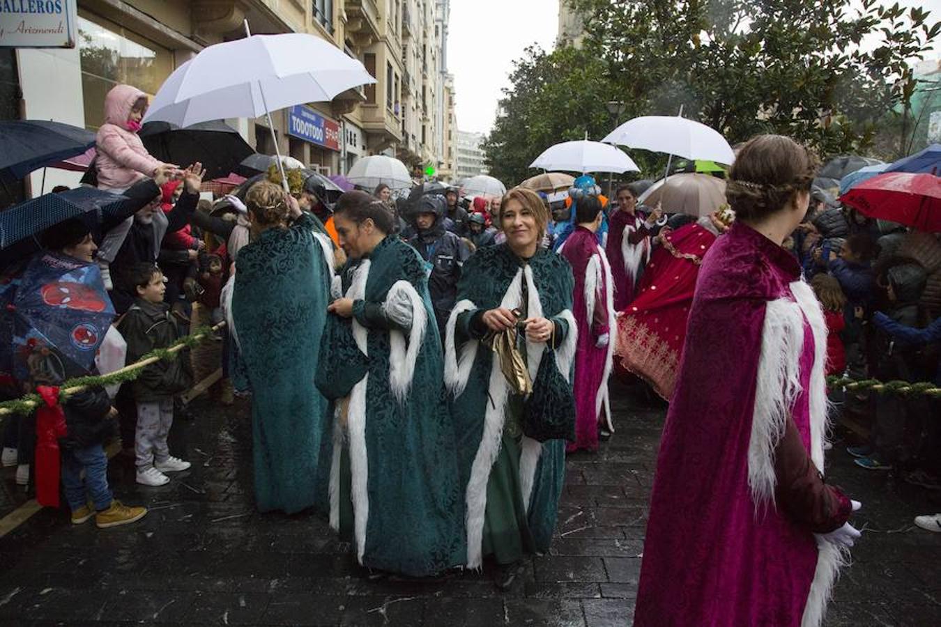 Los Reyes Magos han llegado este año por el río Urumea. Tras visitar el mercado navideño han iniciado una gira por los barrios, comenzando por Gros y sin dejarse el Hospital Donostia.