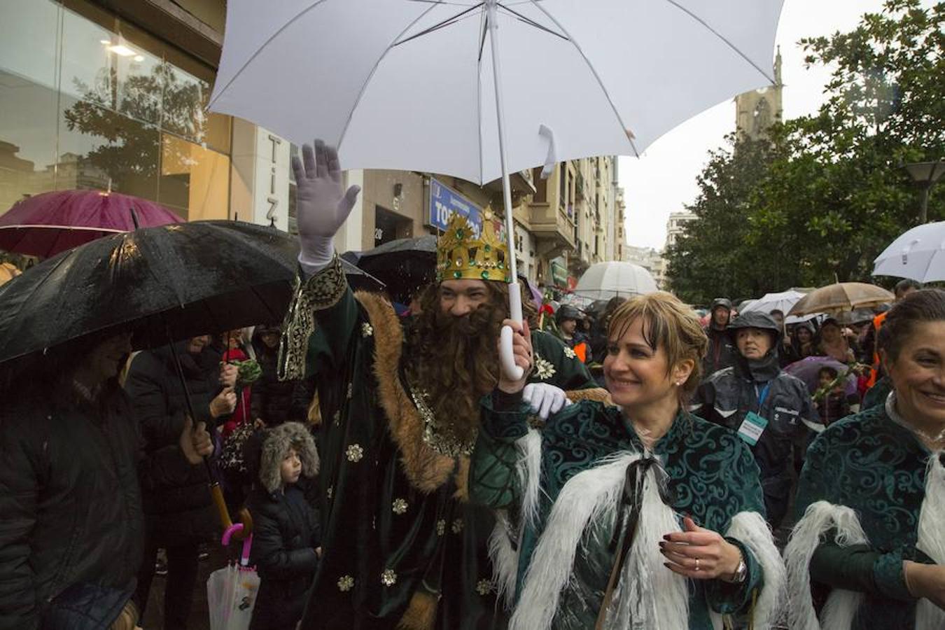 Los Reyes Magos han llegado este año por el río Urumea. Tras visitar el mercado navideño han iniciado una gira por los barrios, comenzando por Gros y sin dejarse el Hospital Donostia.