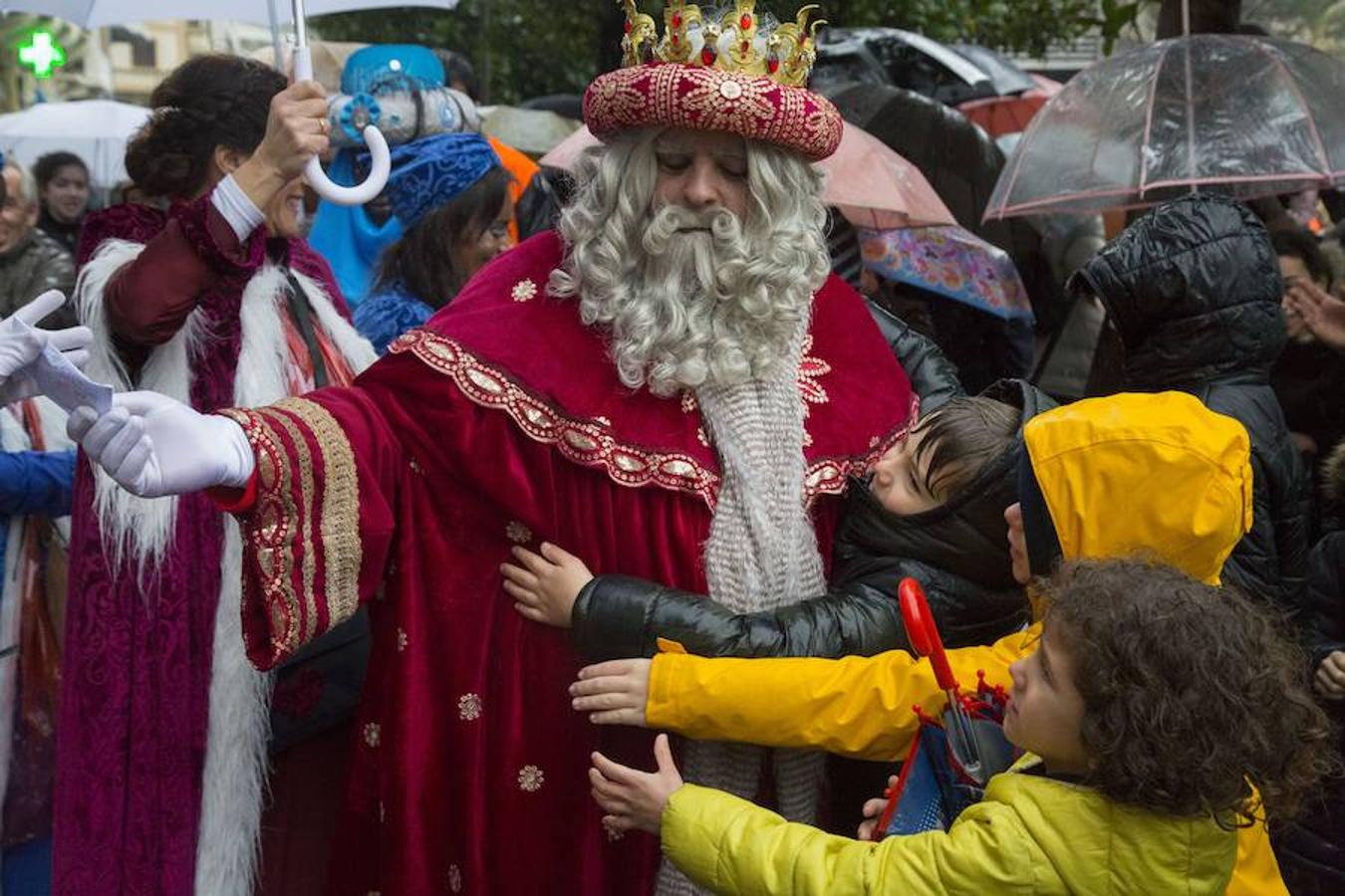 Los Reyes Magos han llegado este año por el río Urumea. Tras visitar el mercado navideño han iniciado una gira por los barrios, comenzando por Gros y sin dejarse el Hospital Donostia.