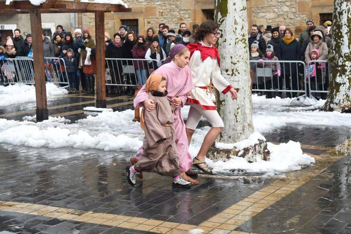 La tradición del Astotxo Eguna se cumplió en Lazkao pese a la nieve que cubría las calles y las gélidas temperaturas