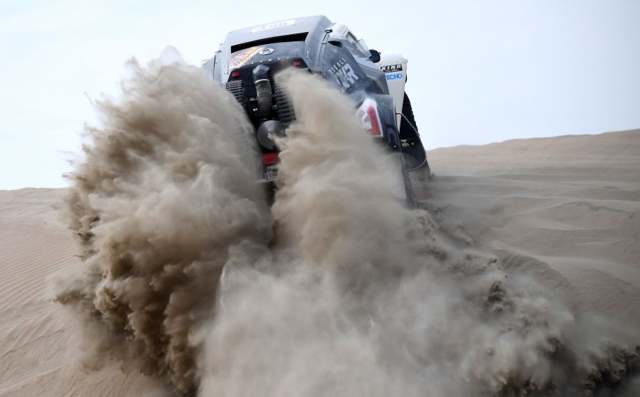 El Rally Dakar 2018 arrancó este pasado 6 de enero en Lima (Bolivia) y finalizará el próximo 20 de enero en Córdoba (Argentina). Las 14 etapas de este año recorrerán entre 8.276 kilómetros y 8.793, dependiendo de la categoría