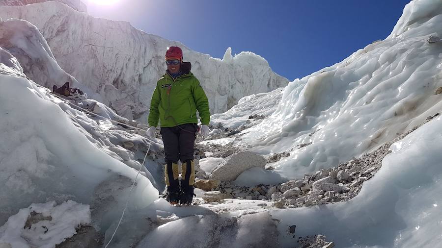 El glaciar Khumbu se encuentra en la vertiente nepali, paso obligatorio hacia la cima que se encuentra nada más salir del campo base. Es un caos de hielo, grietas y seracs en movimiento donde son habituales los desprendimientos