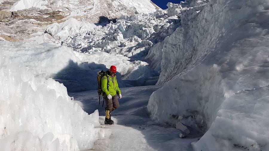 El glaciar Khumbu se encuentra en la vertiente nepali, paso obligatorio hacia la cima que se encuentra nada más salir del campo base. Es un caos de hielo, grietas y seracs en movimiento donde son habituales los desprendimientos