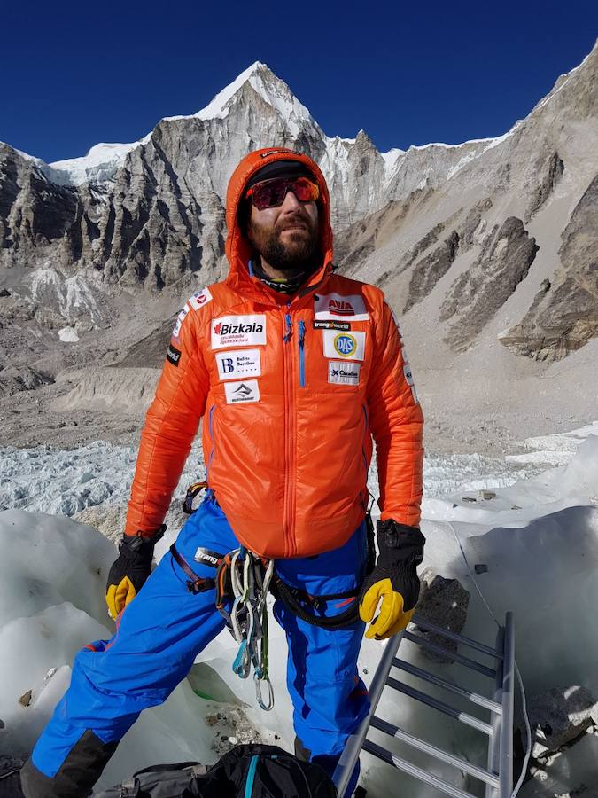 El glaciar Khumbu se encuentra en la vertiente nepali, paso obligatorio hacia la cima que se encuentra nada más salir del campo base. Es un caos de hielo, grietas y seracs en movimiento donde son habituales los desprendimientos