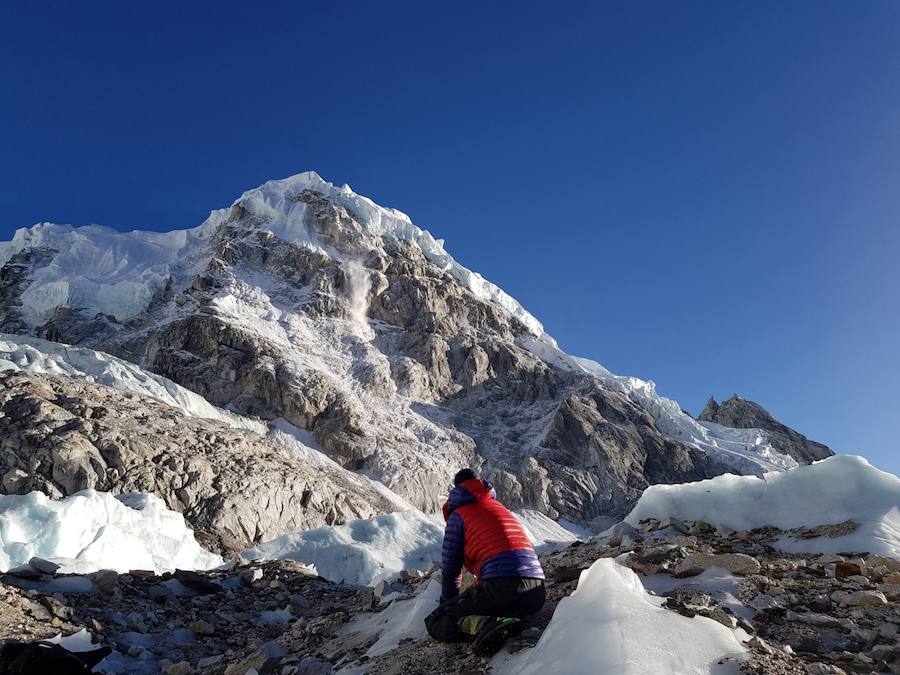 El glaciar Khumbu se encuentra en la vertiente nepali, paso obligatorio hacia la cima que se encuentra nada más salir del campo base. Es un caos de hielo, grietas y seracs en movimiento donde son habituales los desprendimientos