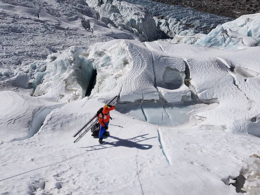 El glaciar Khumbu se encuentra en la vertiente nepali, paso obligatorio hacia la cima que se encuentra nada más salir del campo base. Es un caos de hielo, grietas y seracs en movimiento donde son habituales los desprendimientos