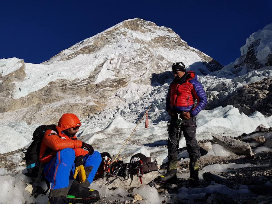 El glaciar Khumbu se encuentra en la vertiente nepali, paso obligatorio hacia la cima que se encuentra nada más salir del campo base. Es un caos de hielo, grietas y seracs en movimiento donde son habituales los desprendimientos