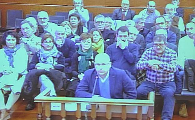 Alfredo de Miguel escucha al tribunal que le juzga desde este lunes en la Audiencia Provincial de Álava.