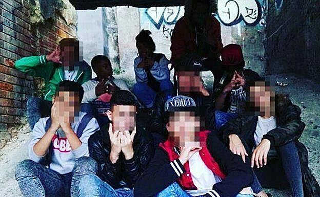 El segundo por la izquierda es el joven de 16 años que se ha entregado este lunes.