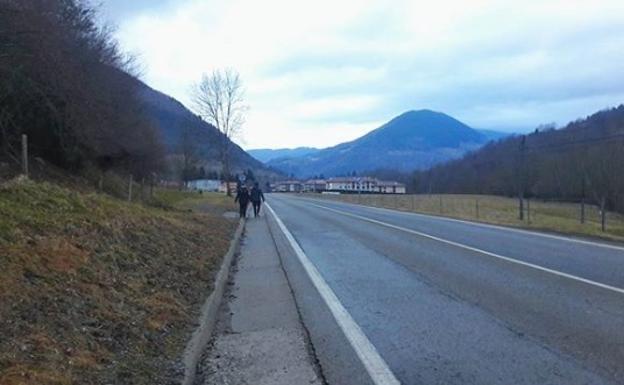 Puigdemont difunde una imagen de una carretera de un pueblo de Gerona cercano a la frontera