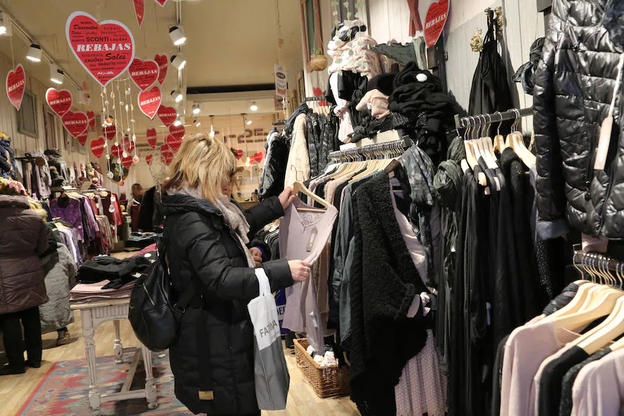 El inicio de las rebajas en Gipuzkoa este lunes provocaron pequeñas colas en algunos comercios . Los descuentos se podrán aprovechar hasta el 28 de febrero.