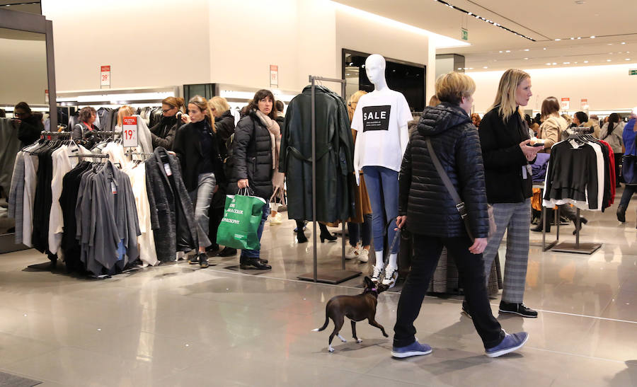 El inicio de las rebajas en Gipuzkoa este lunes provocaron pequeñas colas en algunos comercios . Los descuentos se podrán aprovechar hasta el 28 de febrero.